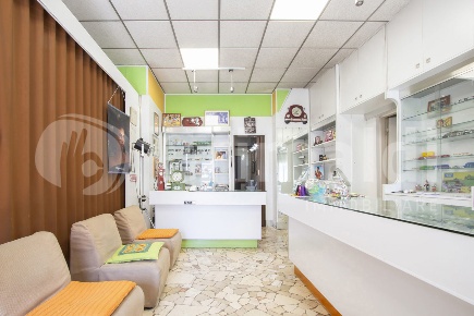 Foto Negozio in Via PEDRETTI 2, Cusano Milanino di 100 m² con 3 locali