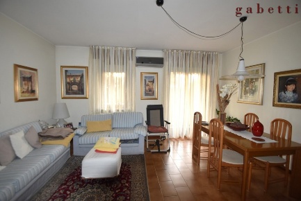 Foto Appartamento in Via Nenni 10, Magenta Centro di 106 m² con 3 locali