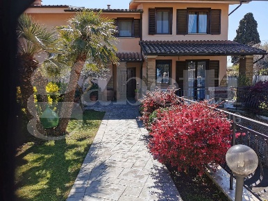 Foto Villa bifamiliare in Via delle gardenie 9, Civita Castellana di 180 m²
