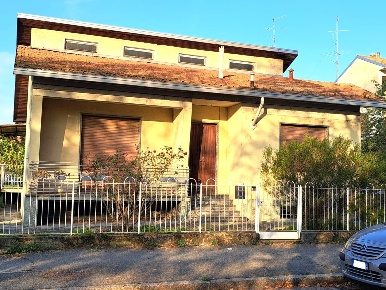 Foto Villa unifamiliare in via Verbano, Novara Veveri di 110 m² in vendita
