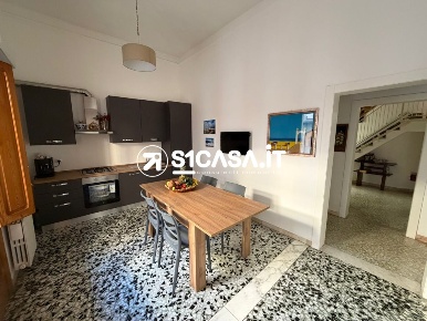 Foto Appartamento in Via Colombo, Galatone Centro di 115 m² con 7 locali