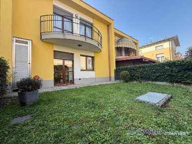 Foto Villa a schiera in via Meucci, Erba Centro di 168 m² con 4 locali