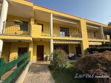 Foto Villa a schiera in via Meucci, Erba Centro di 168 m² con 4 locali