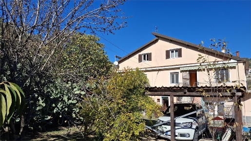Foto Villa unifamiliare a Vallecrosia di 200 m² con 10 locali in vendita
