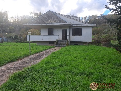Foto Villa unifamiliare in Via Teglia, Pontremoli di 183 m² con 7 locali
