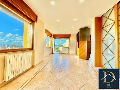 Foto Appartamento in Corso Umberto, Taranto Borgo di 260 m² con 8 locali