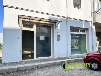 Foto Locale commerciale in Via Coversi, Matera Centro di 57 m² con 1 locali