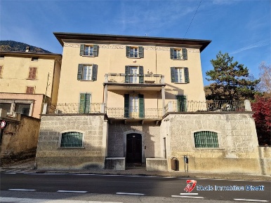 Foto Appartamento in Via Porro, Edolo Centro di 300 m² con 9 locali