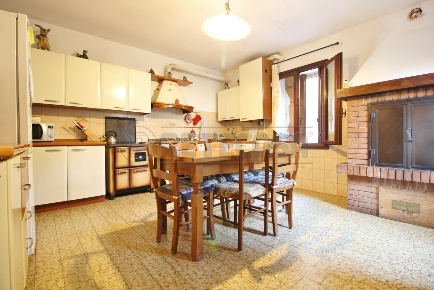 Foto Appartamento in Via Sani 14, Gambellara Centro di 530 m² con 6 locali