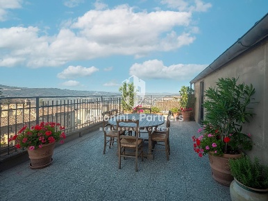 Foto Appartamento in Via Ciuffelli, Todi Centro di 164 m² con 8 locali