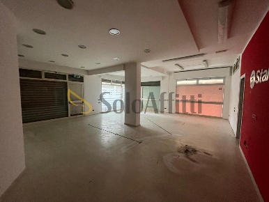 Foto Locale commerciale in Via Sbarre Inferiori, Reggio di Calabria