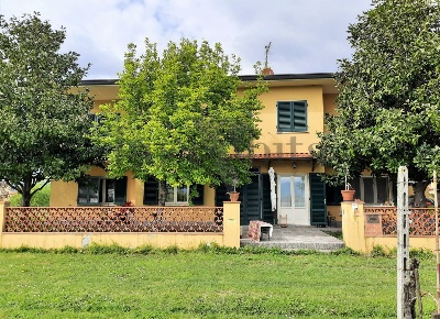 Foto Villa bifamiliare in Via per Corte Guidi 376/B, Lucca di 145 m²