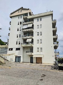 Foto Locale commerciale a Lanciano Centro di 226 m² con 2 locali in vendita