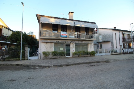 Foto Locale commerciale a Montecchio Maggiore di 187 m² in vendita