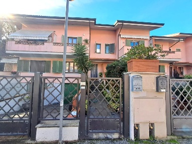 Foto Villa a schiera a Forte dei Marmi Vittoria Apuana di 195 m² in vendita