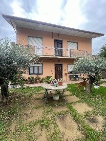 Foto Casa indipendente a Carrara Fontia, Fossola, Fossone di 240 m²