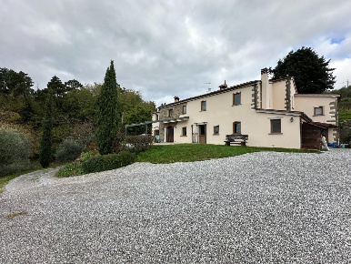 Foto Casale a Marliana di 350 m² con 12 locali in vendita