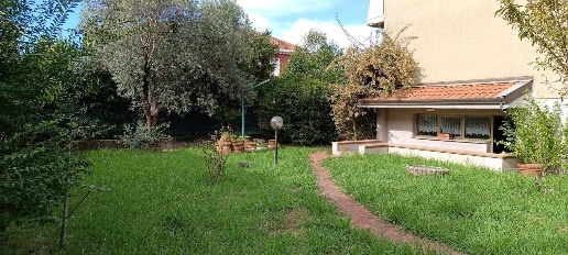 casa indipendente in vendita a Carrara in zona Avenza