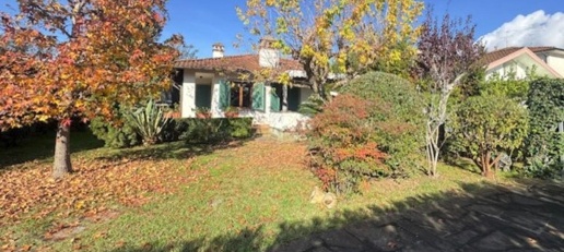 Foto Villa unifamiliare a Forte dei Marmi Centro di 210 m² con 9 locali