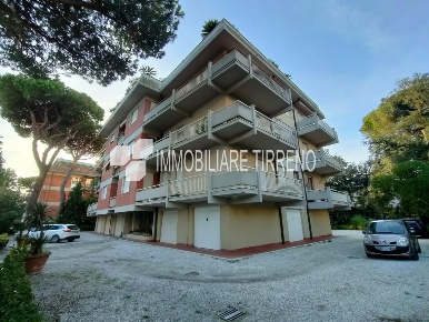 Foto Appartamento a Massa Marina di Massa Centro di 90 m² con 3 locali