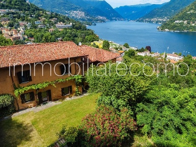 Foto Villa unifamiliare in via imbonati, Como Nino Bixio di 455 m²