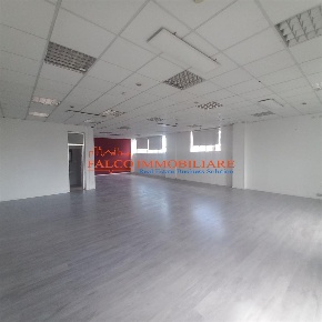 Foto Negozio in Via Dante, Abbiategrasso di 675 m² in affitto