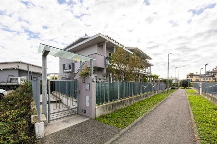 Foto Appartamento in via Gavazzeni, Martinengo di 173 m² con 4 locali