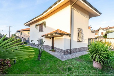 Foto Villa unifamiliare a Cisliano di 253 m² con 5 locali in vendita