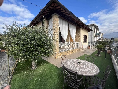 Foto Villa bifamiliare a Reggello di 130 m² con 5 locali in vendita