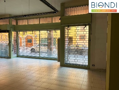 Foto Negozio in Giulio Bilabini, Nembro Centro di 190 m² con 4 locali