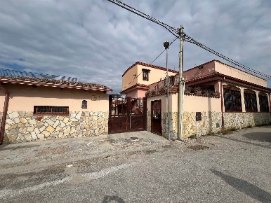 Foto Villa unifamiliare a Castel Volturno Baia Verde di 140 m² con 6 locali