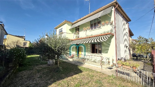 Foto Appartamento in Via Ferrara 7, Mira Oriago di 130 m² con 10 locali