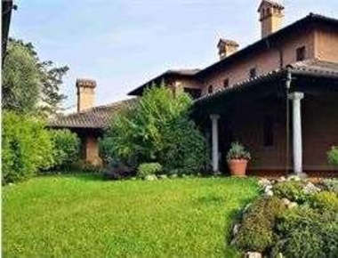 Foto Villa bifamiliare in Via Italia 117, Muggiò Centro di 857 m² all'asta