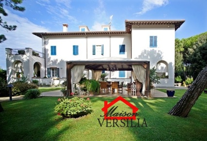 Foto Villa unifamiliare a Massa Ronchi - Poveromo di 1000 m² con 22 locali