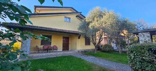 Foto Villa unifamiliare a Borgosatollo Centro di 289 m² con 5 locali