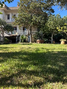 Foto Villa unifamiliare in Via San Sofia 71, Catania di 270 m² in vendita