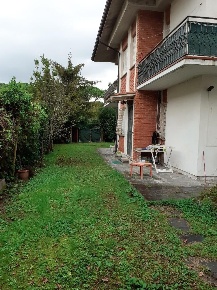 Foto Villa bifamiliare a Massa Ronchi - Poveromo di 180 m² con 10 locali