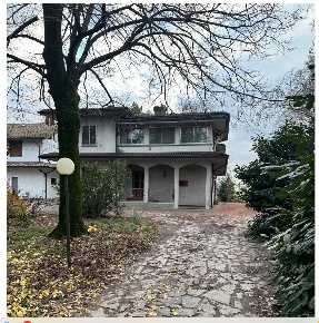 Foto Appartamento a Castelfranco Emilia di 192 m² con 6 locali in vendita