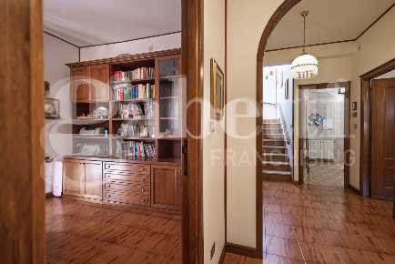 Foto Villa bifamiliare a Sinnai Centro di 150 m² con 5 locali in vendita