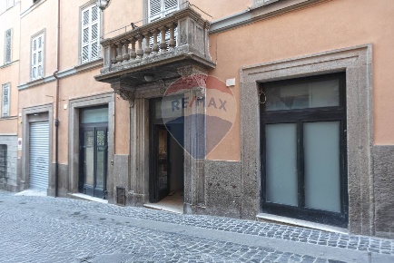 Foto Locale commerciale in Via orologio Vecchio, Viterbo di 250 m²