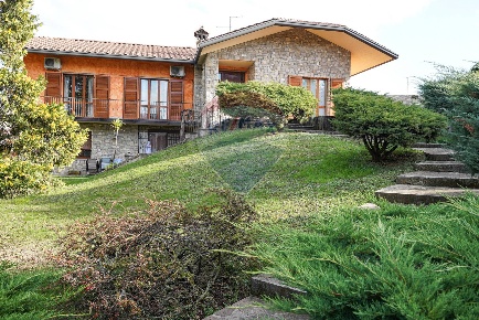 Foto Villa singola in risorgimento, Bottanuco di 300 m² con 10 locali