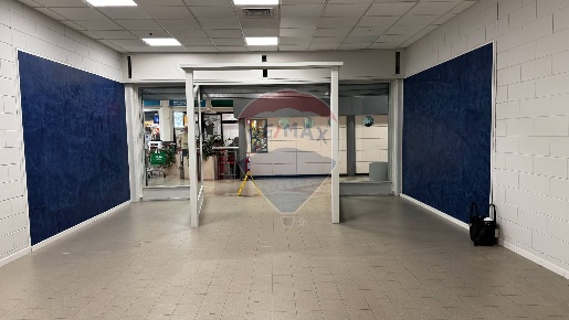 Foto Negozio in viale Sandro Pertini, Collecchio Centro di 152 m²