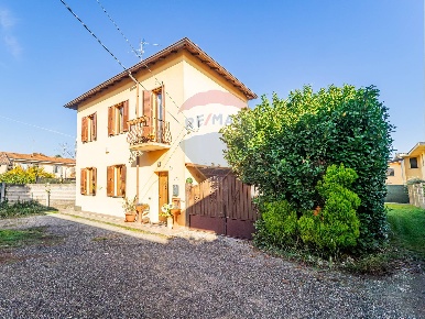 Foto Villa unifamiliare in Via Cialdini, Meda di 90 m² con 3 locali