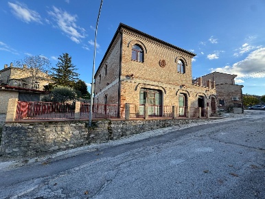 Foto Casa indipendente a Montottone di 212 m² con 10 locali in vendita