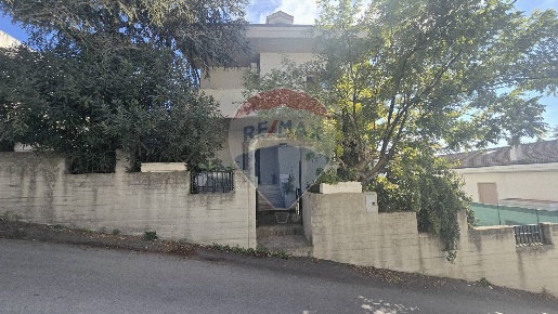 Foto Villa unifamiliare in Via Crisologo, Pescara di 280 m² con 12 locali