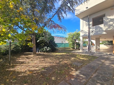 Foto Villa unifamiliare in Via Crisologo, Pescara di 280 m² con 12 locali