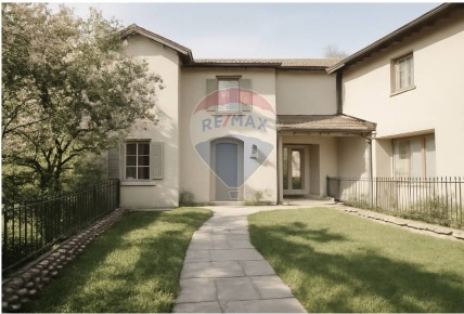 Foto Villa a schiera in Via Generale A. Cantore, Varese di 335 m²