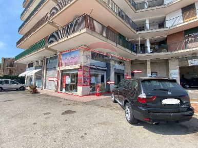 Foto Negozio in Viale alcide de Gasperi, Catania Rotolo di 80 m² in vendita