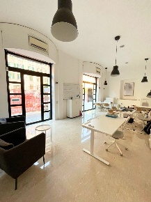 Foto Negozio in via La Spezia, Roma San Giovanni di 70 m² con 2 locali