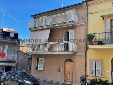 Foto Casa indipendente in VIA ROMA, Cupra Marittima di 280 m² con 12 locali